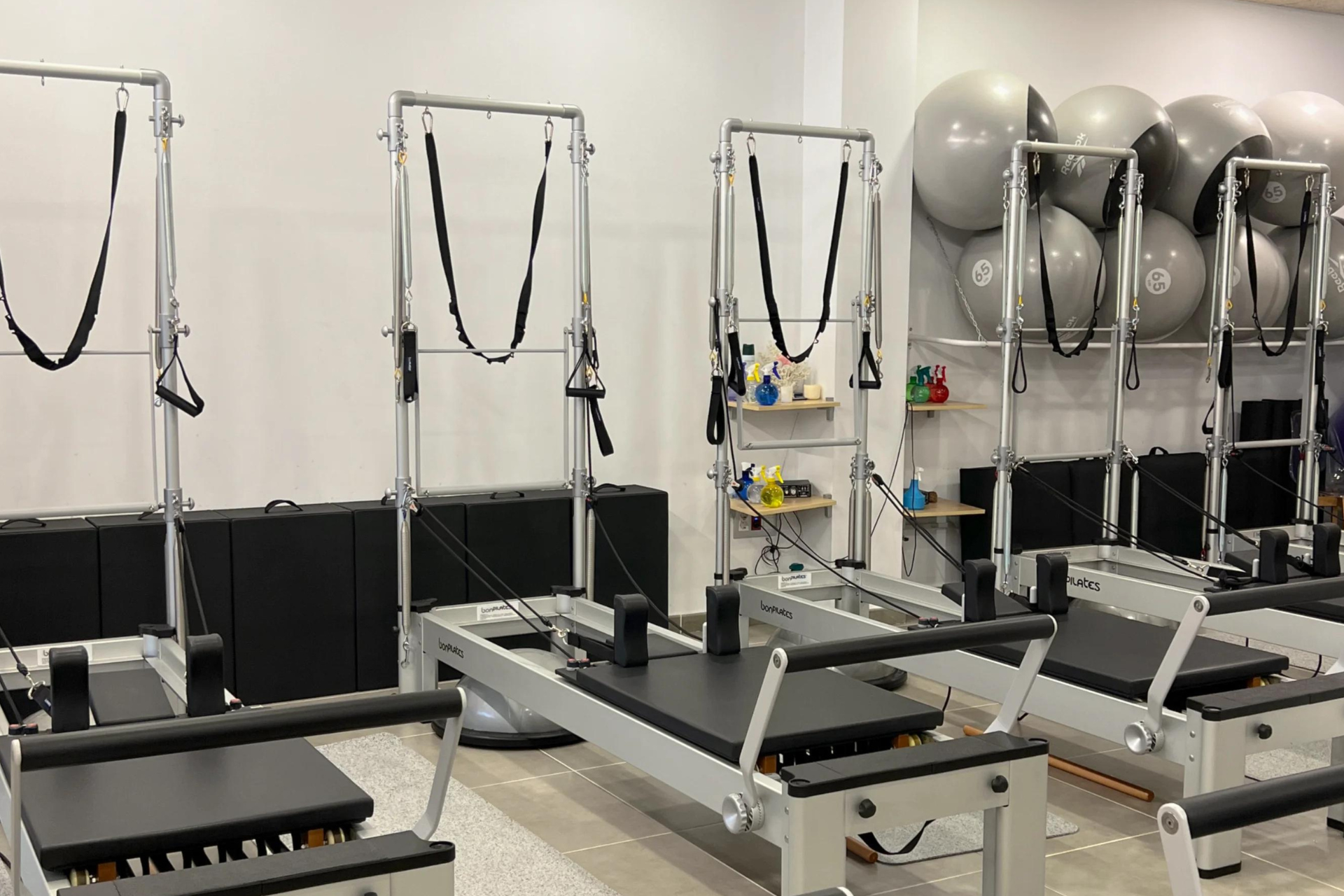 Sala de pilates máquina en Clínica Pedrero Sala de pilates máquina en Clínica Pedrero equipada con reformers